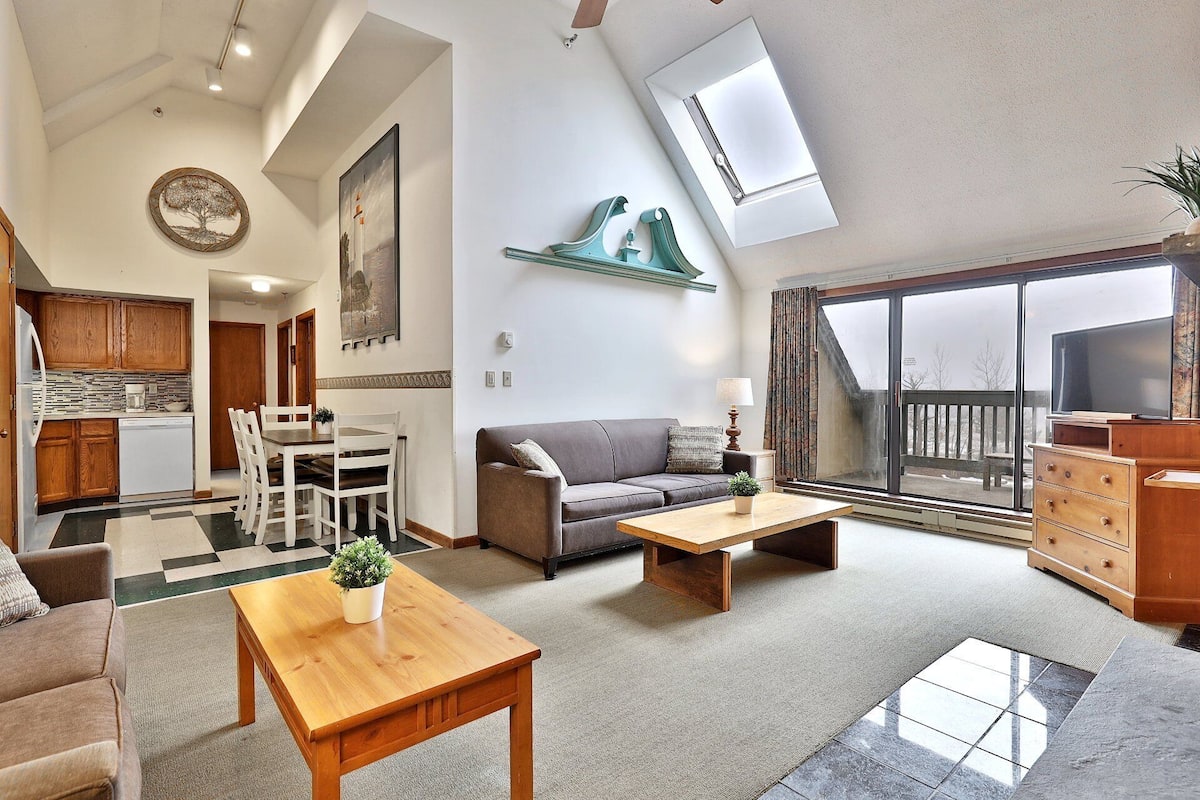 Condo, 4 Bedrooms, Kitchen, Mountain View | Living area