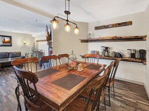 Condo, 4 Bedrooms, Kitchen, Mountain View | Dining room