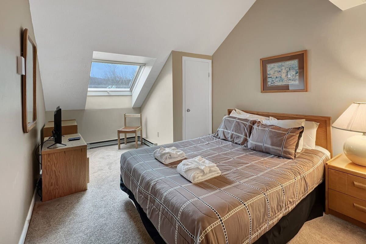 Condo, 2 habitaciones, baño privado | Escritorio, espacio para trabajar con laptop y cortinas blackout