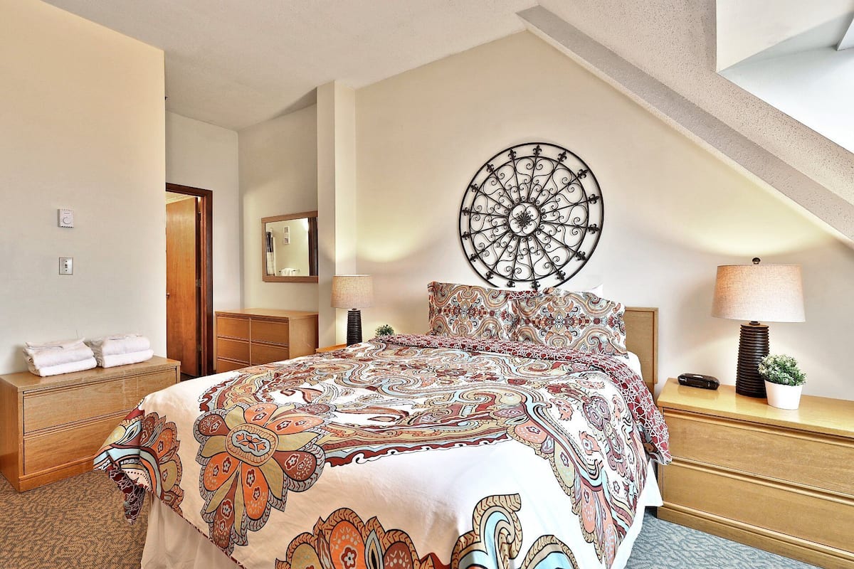 Condo, 2 habitaciones, vista a la montaña | Escritorio, espacio para trabajar con laptop y cortinas blackout