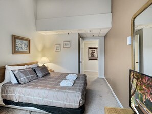 Condo, 2 habitaciones, baño privado | Escritorio, espacio para trabajar con laptop y cortinas blackout