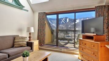 Condo, 4 Bedrooms, Kitchen, Mountain View | Living area