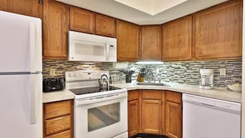 Condo, 2 Bedrooms, Mountain View | Private kitchen