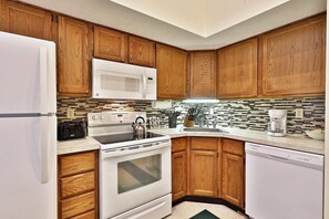 Condo, 2 Bedrooms, Mountain View | Private kitchen - Mountain Green Resort (Killington)