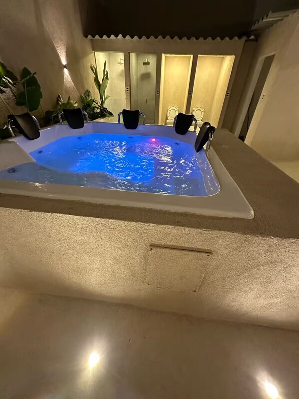 المنشأة من الداخل