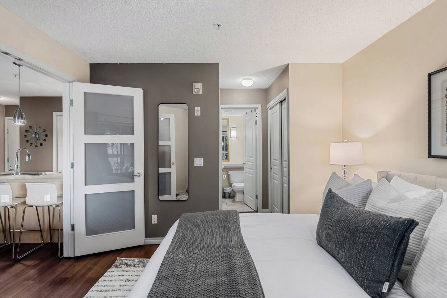 2 bedrooms, desk, WiFi, bed sheets