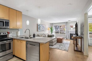 ثلاجة، ميكروويف، فرن، موقد طهي مسطح