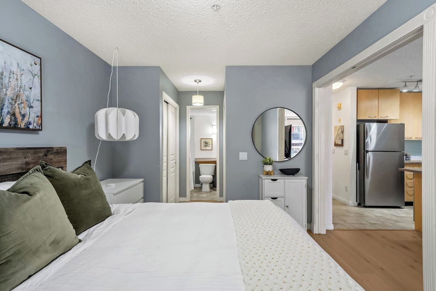 1 bedroom, desk, WiFi, bed sheets