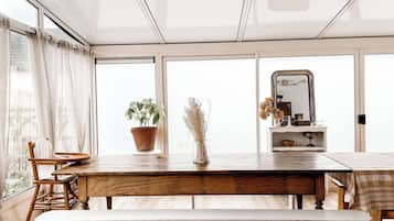 Deluxe cottage, patio | Dineerruimte