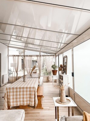 Deluxe Cottage, Patio | Dining room - La Maison Alfred (Arzal)