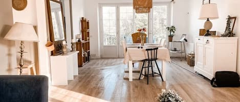 Appartement Standard, patio | Salle à manger