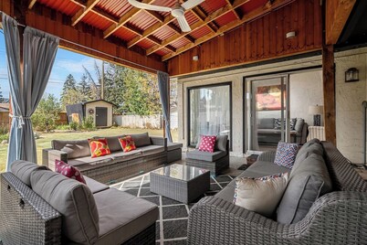 The Bow Nest | Fenced Backyard | Fireplace | Pets