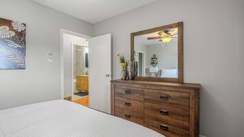 3 bedrooms, desk, WiFi, bed sheets