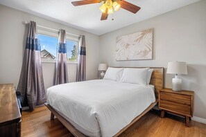 3 bedrooms, desk, WiFi, bed sheets