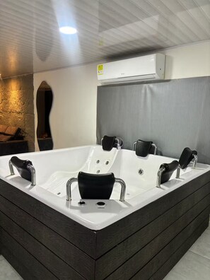 Shower - Apartamento con jacuzzi privado/ clandestino (Cartagena de Indias)