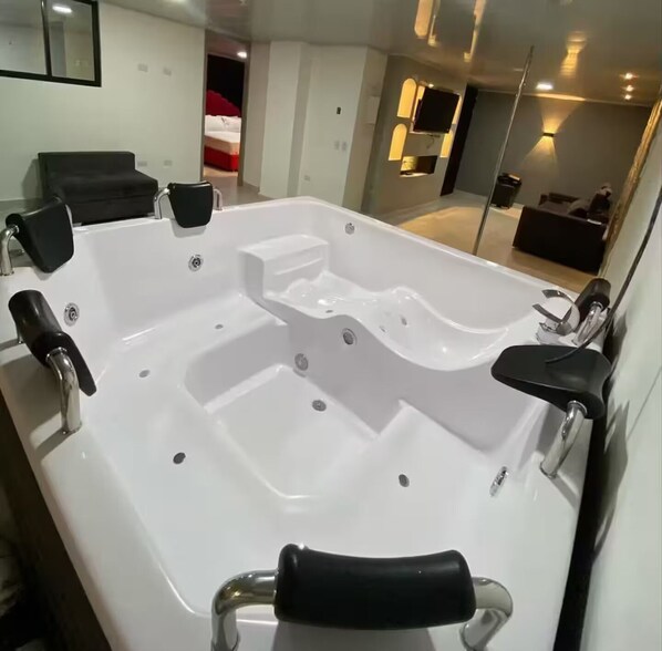 Shower - Apartamento con jacuzzi privado/ clandestino (Cartagena de Indias)