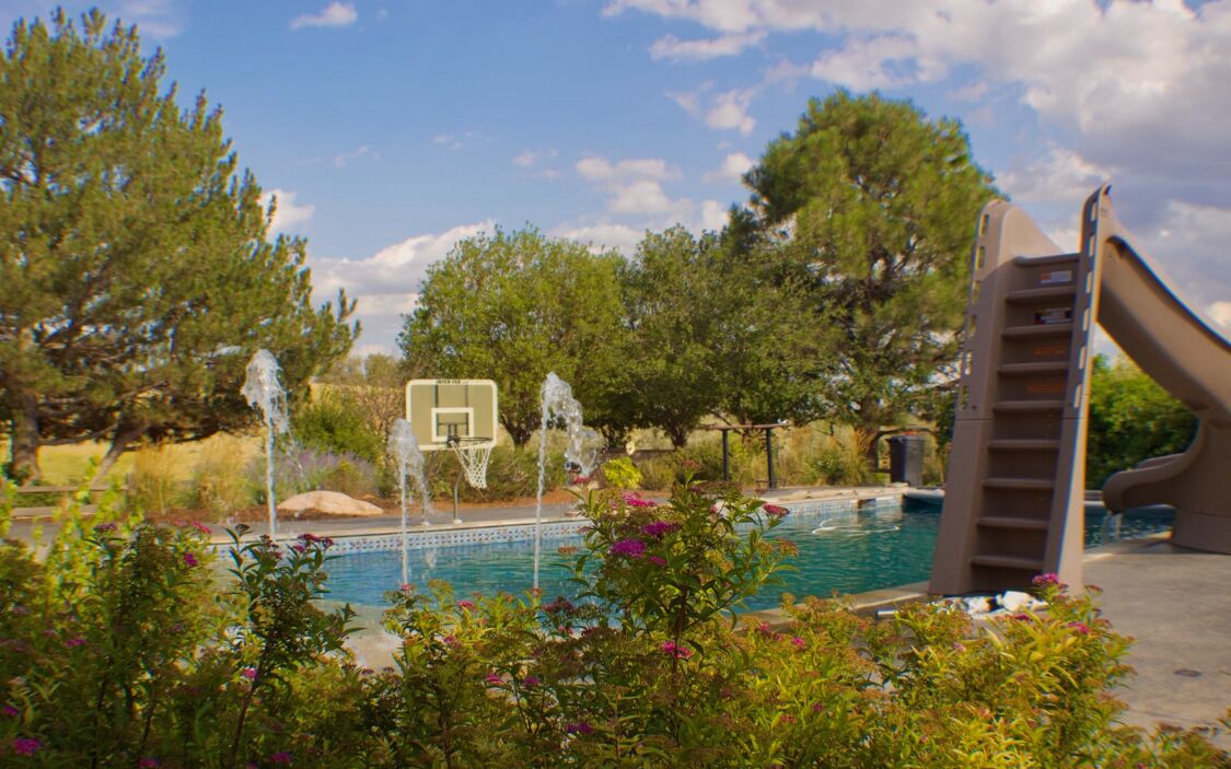 Utomhuspool och uppvärmd pool