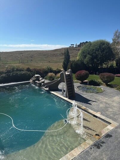 Charming 2-bedroom in Fort Morgan with private Lake and in-ground Swimming pool.