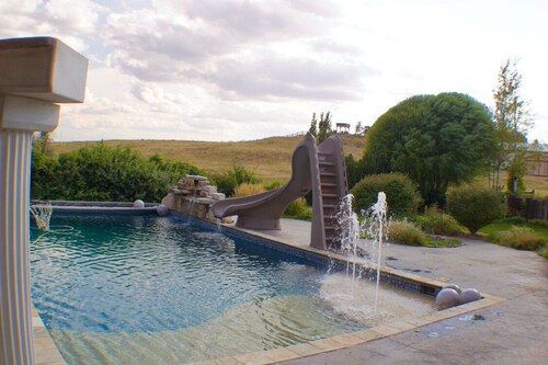 Charming 2-bedroom in Fort Morgan with private Lake and in-ground Swimming pool.