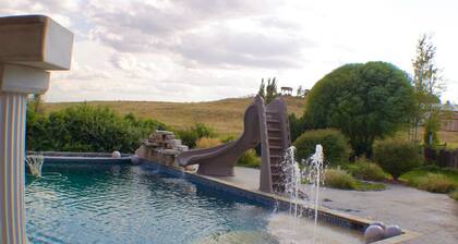 Charming 2-bedroom in Fort Morgan with private Lake and in-ground Swimming pool.