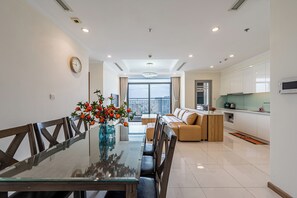 Apartamento familiar, balcón, vistas a la ciudad | Escritorio, espacio para trabajar con un portátil, wifi gratis