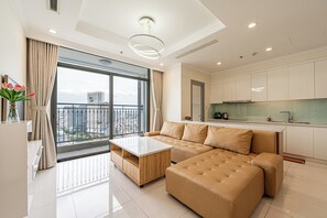 Departamento familiar, 1 habitación, balcón, vista a la ciudad | Ropa de cama hipoalergénica, minibar y decoración personalizada 