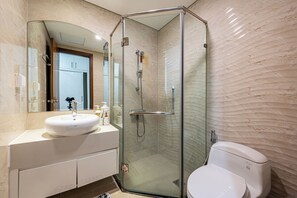 Apartamento familiar, balcón, vistas a la ciudad | Baño | Artículos de higiene personal gratuitos, secador de pelo y toallas