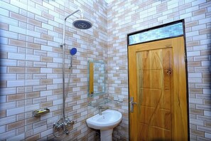 Deluxe-feriehus - balkon - udsigt til have | Badeværelse | Hjemmesko