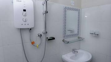 Kamar Double atau Twin, balkon, pemandangan kebun | Kamar mandi | Sandal