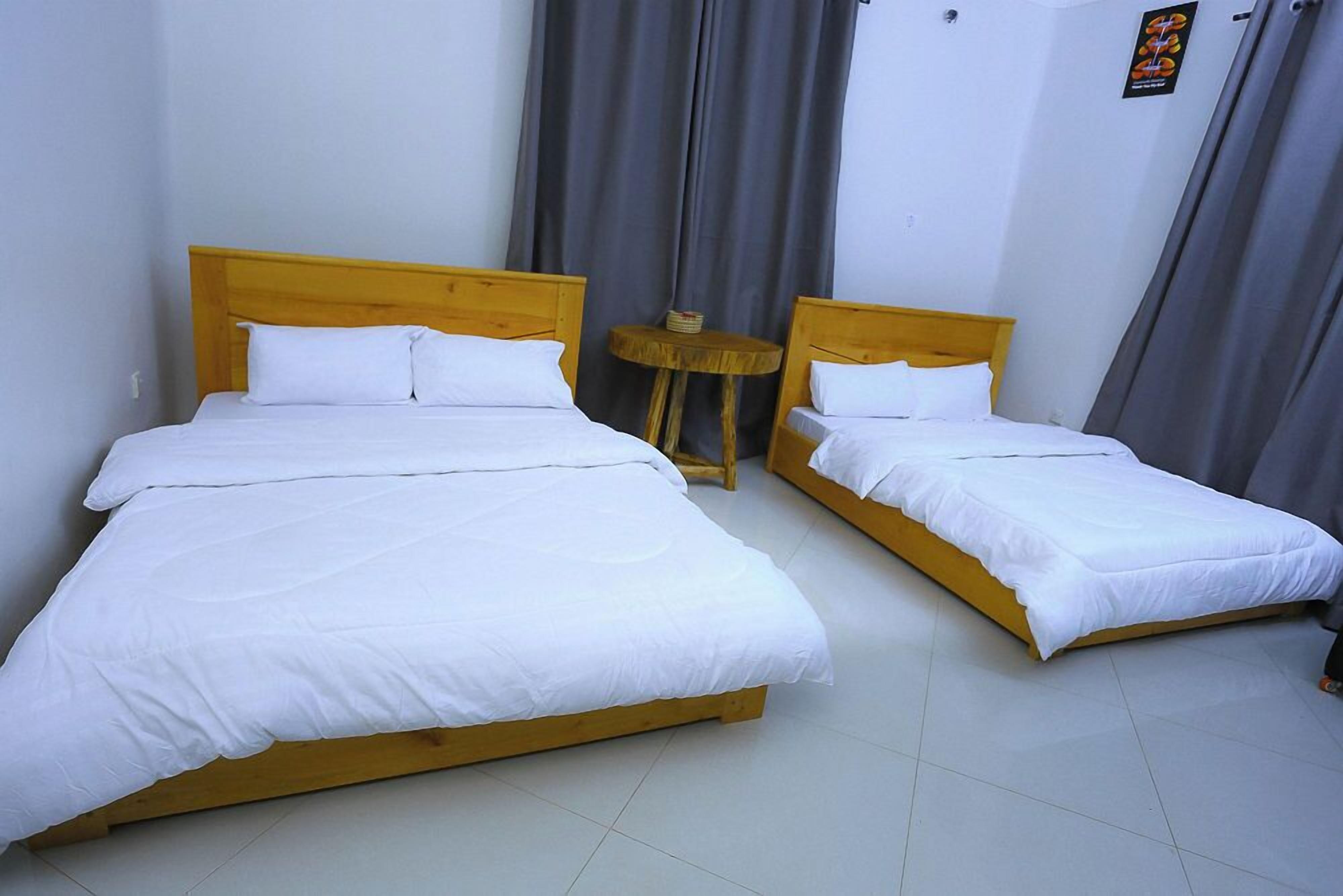 Habitación con 1 cama matrimonial o 2 individuales, balcón, vista al jardín | Tabla de planchar con plancha, wifi gratis y ropa de cama 