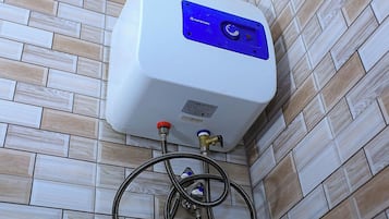 Single Room, Balcony, Garden View | Bilik Mandi | Selipar