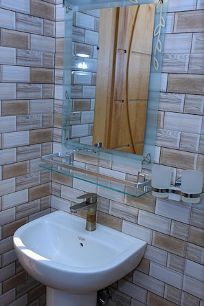 Single Room, Balcony, Garden View | Bathroom