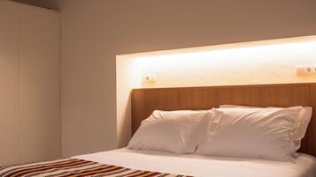 Casa com 2 quartos | Desk, laptop workspace, blackout drapes, soundproofing