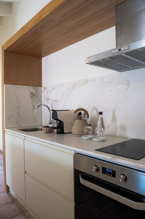 Huis | Privékeuken | Een koelkast, een microgolfoven, een oven, een kookplaat