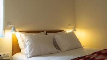 Casa de 1 quarto com mezanine de escadote e terraço | Escritorio, espacio para trabajar con laptop y cortinas blackout