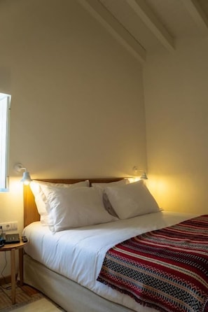 Escritorio, espacio para trabajar con laptop y cortinas blackout