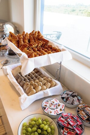 Daily buffet breakfast (EUR 10 per person) - Herdade do Carregouçal (Odemira)