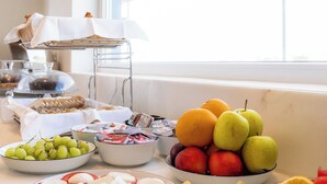 Bữa sáng buffet hàng ngày với phụ phí nhỏ 