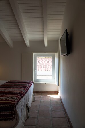 Casa | Escriptori, espai de treball apte per a portàtils i cortines opaques 