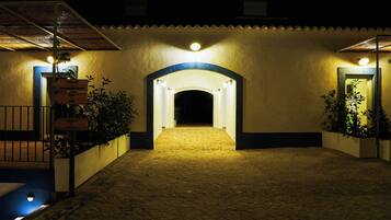 Depan hartanah - siang/malam