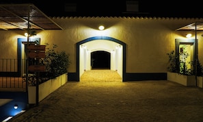 Voorkant accommodatie - avond/nacht