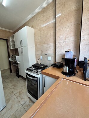 Refrigerador, microondas, parrilla de estufa y cafetera y tetera 