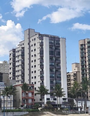 A multi-story residential building with balconies, a flat roof, and a clear sky. - Apartment 57, Air Conditioning, Sea View, WiFi, Parking Space, Complete. (Praia Grande)
