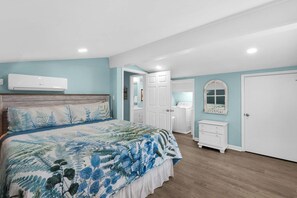 4 bedrooms, iron/ironing board, free WiFi, bed sheets - Sandy Sunset Sound front 4BR Home Two Decks w/ Sunset Views Boat Dock (Navarre)