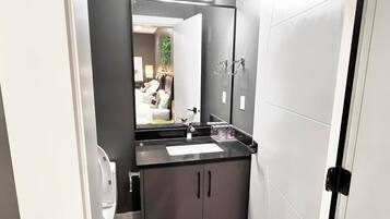 Douche, sĂšche-cheveux, serviettes fournies, savon