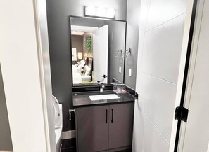 Dusj, hårføner, håndklær og såpe