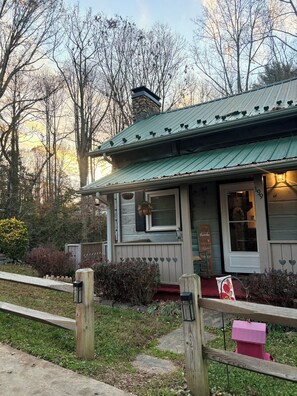 Exterior - 2-bedroom cabin located in the foothills of N.Wilkesboro & 8-mins to Speedway! (North Wilkesboro)