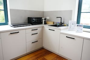 ثلاجة، ميكروويف، موقد طهي مسطح، غسالة أطباق