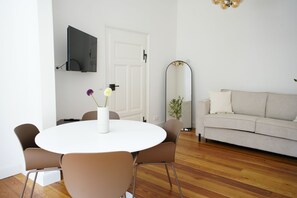 Dining - Königsgleis Apartment 1 - Car & bicycle parking - Smart TV & WLAN (Bad Wildbad)