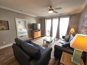 Condo, varias camas (Emerald Isle Resort 1306) | Área de sala de estar